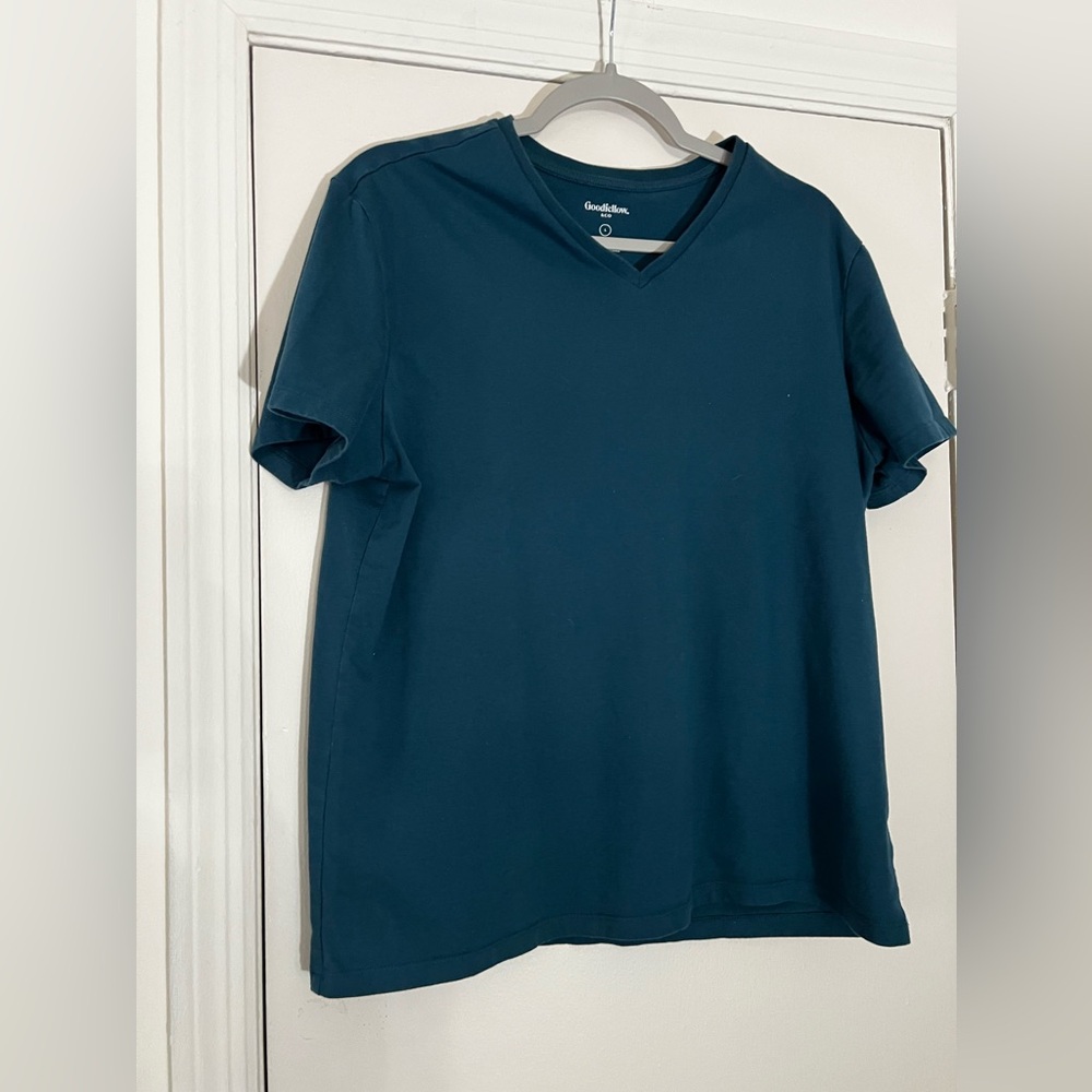 Green GoodFellow & Co. Short Sleeve V-neck T-Shirt
Size Large